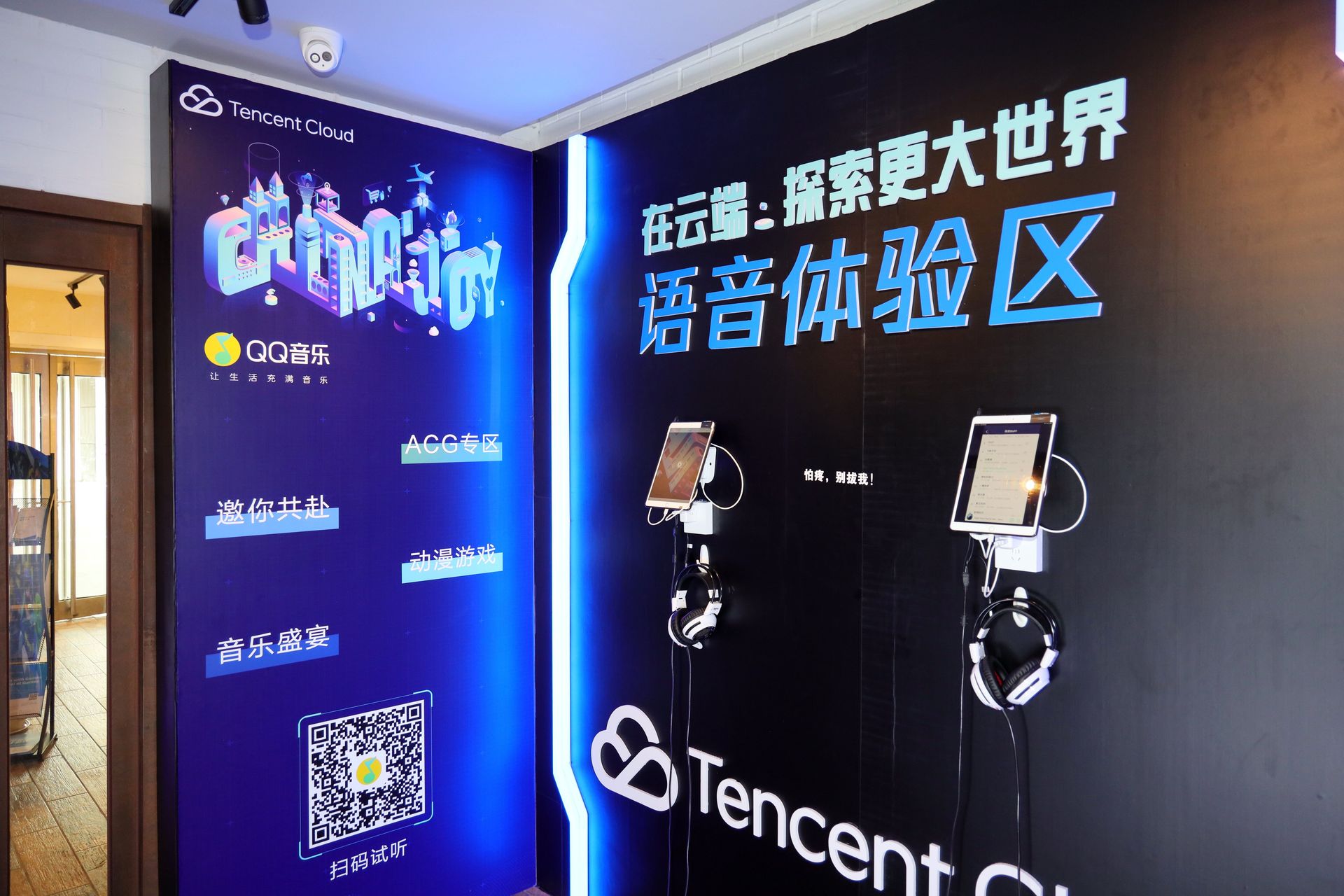 1階のみならず、2階も丸々借りきっており、2階ではクラウドに関するセミナーも開催されていた