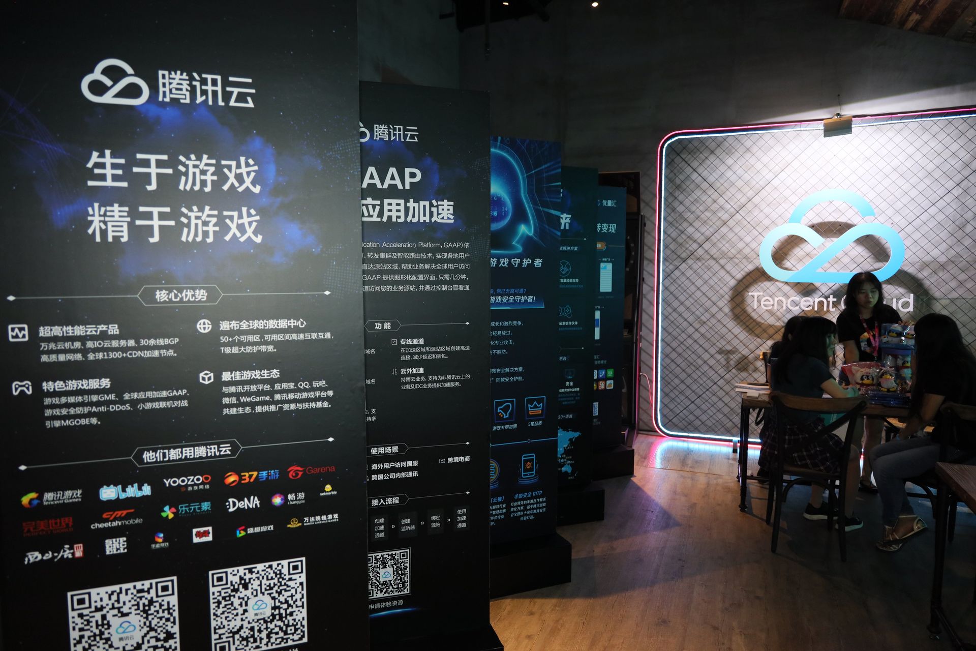 1階のみならず、2階も丸々借りきっており、2階ではクラウドに関するセミナーも開催されていた