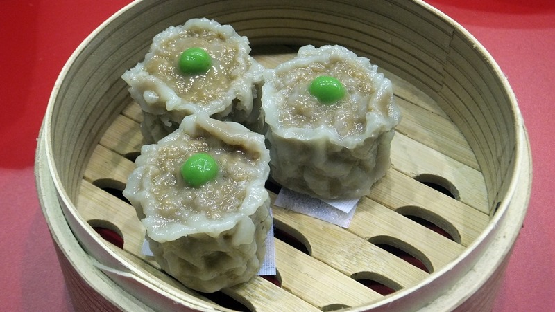 異様に高いクオリティの食品サンプルとともに撮影できる場所。なおマンガ肉は手に持つことが可能