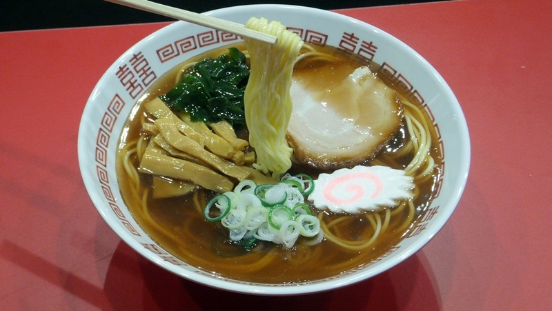 異様に高いクオリティの食品サンプルとともに撮影できる場所。なおマンガ肉は手に持つことが可能