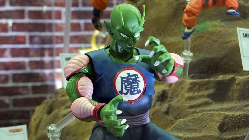 各メーカー集結のアクションフィギュア展示。ブースの中と外でびっしりと展示されていた