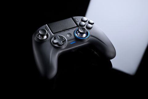 SIE、スティックの角度など細かい調整を行なえるPS4用コントローラー