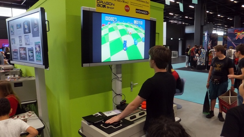 おなじみ巨大コントローラー。あえてなのか無意識なのか、NESのコントローラーで「ソニック&ナックルズ」を遊ぶという不思議な光景になっていた