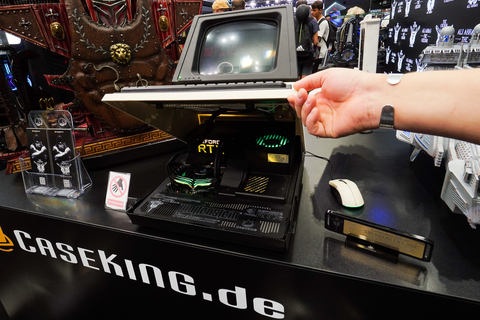 究極のデコPC作家ALI ABBAS氏の珍妙な作品群がCasekingブースに登場