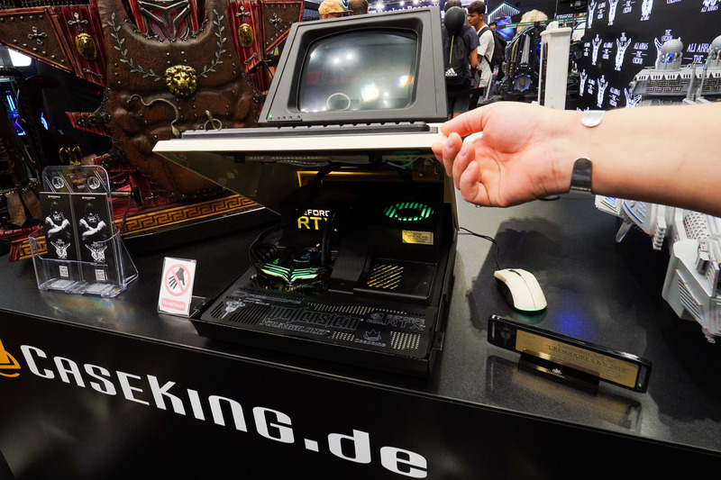“CRE8ODORE CKN 2019”(2019)の内部には最新のRTXビデオカードが搭載されており新旧ミスマッチの妙が味わえる