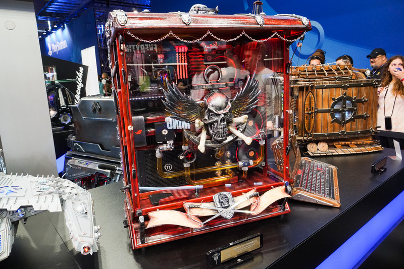 海賊がモチーフの“PIRACY AND PROPHECY”(2016)は、ケース全体が宝箱のデザイン。冷却液を充填したラム酒のボトルやスイッチ類を収めた大砲を搭載する