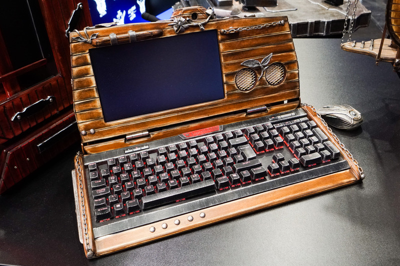 メカニカルキーボードの雄Cherryが後援するDCMM2019の第1回キーボードデココンテスト向けの出品作“LAGERTHA, THE SHIELD MAIDEN”(2019)。Raspberry Piを搭載し、開閉式のキーボードカバー部分にはタッチスクリーンとスピーカーを搭載する。キーボードのデコだと言い張られても、これはもう普通にPCじゃあないか