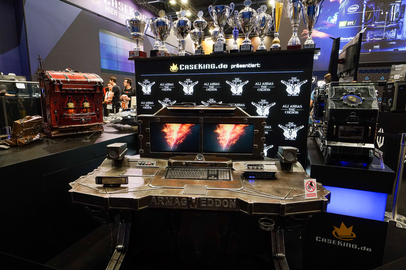 過去に獲得した栄冠の数々を示すトロフィーが飾られた“ARMAGEDDON, THE SUM OF ALL FEARS”(2012～2016)は完全自律移動型PCケースという名前負けしないとんでもない仕様だ