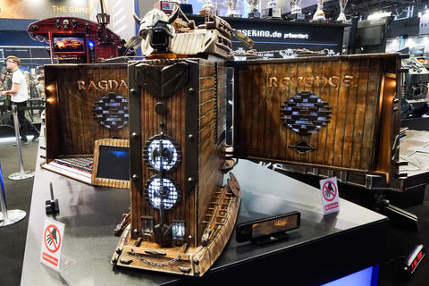 究極のデコPC作家ALI ABBAS氏の珍妙な作品群がCasekingブースに登場