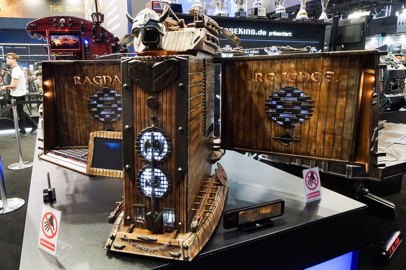 バイキングをイメージした作品“Ragnars Revenge”(2015)。 ケースの左右が開きモニターが出現するギミックが楽しい