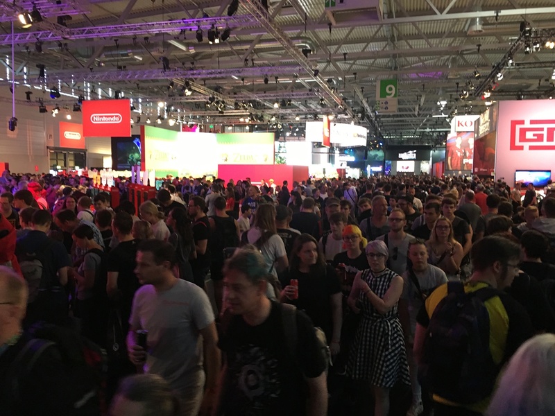 巨大メーカーブースが並ぶメインエリア。この巨大ホールがまず4つある