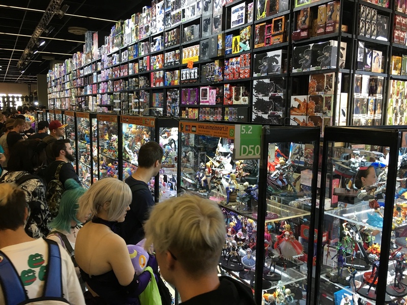 1ホールをフルに使っていた物販コーナー。フィギュアを積んでいる壁がとにかく高い。そして、あとでTシャツを買おうと思っていたことを今思い出した。しまった！！！！