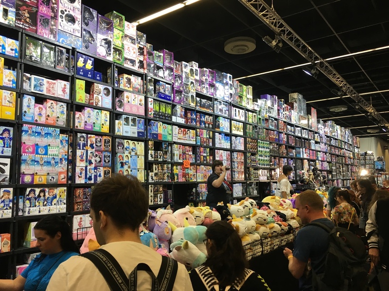 1ホールをフルに使っていた物販コーナー。フィギュアを積んでいる壁がとにかく高い。そして、あとでTシャツを買おうと思っていたことを今思い出した。しまった！！！！