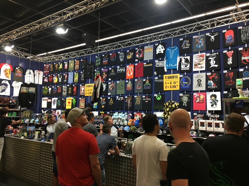 1ホールをフルに使っていた物販コーナー。フィギュアを積んでいる壁がとにかく高い。そして、あとでTシャツを買おうと思っていたことを今思い出した。しまった！！！！