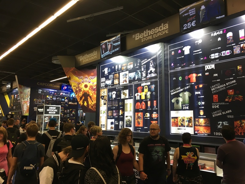 1ホールをフルに使っていた物販コーナー。フィギュアを積んでいる壁がとにかく高い。そして、あとでTシャツを買おうと思っていたことを今思い出した。しまった！！！！