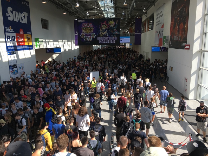 廊下は来場者でびっしり！