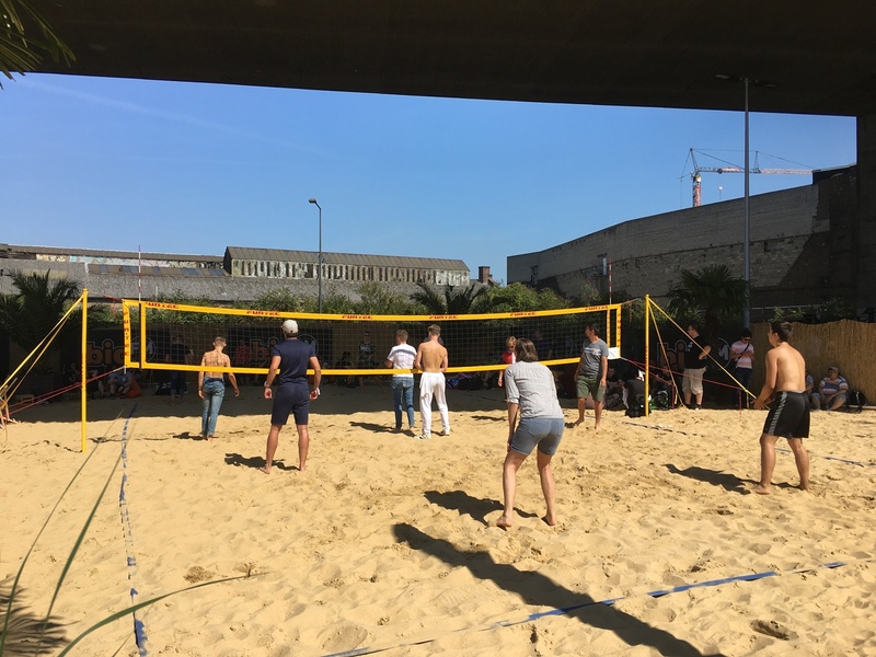 え？ と目を疑ったビーチバレー。フェスっぽい爆音ミュージックも流れているし、gamescom会場にあってなぜ……