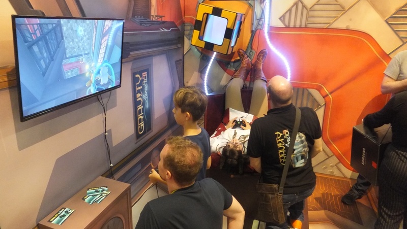 奥で女性が上を向かされてゲームをしている……。これは何かというと、重力を変化させて謎を解く一人称パズル「Gravity Lane 981」のブース。タイトル内容に合わせたものなのは理解できるが、すごい絵面である