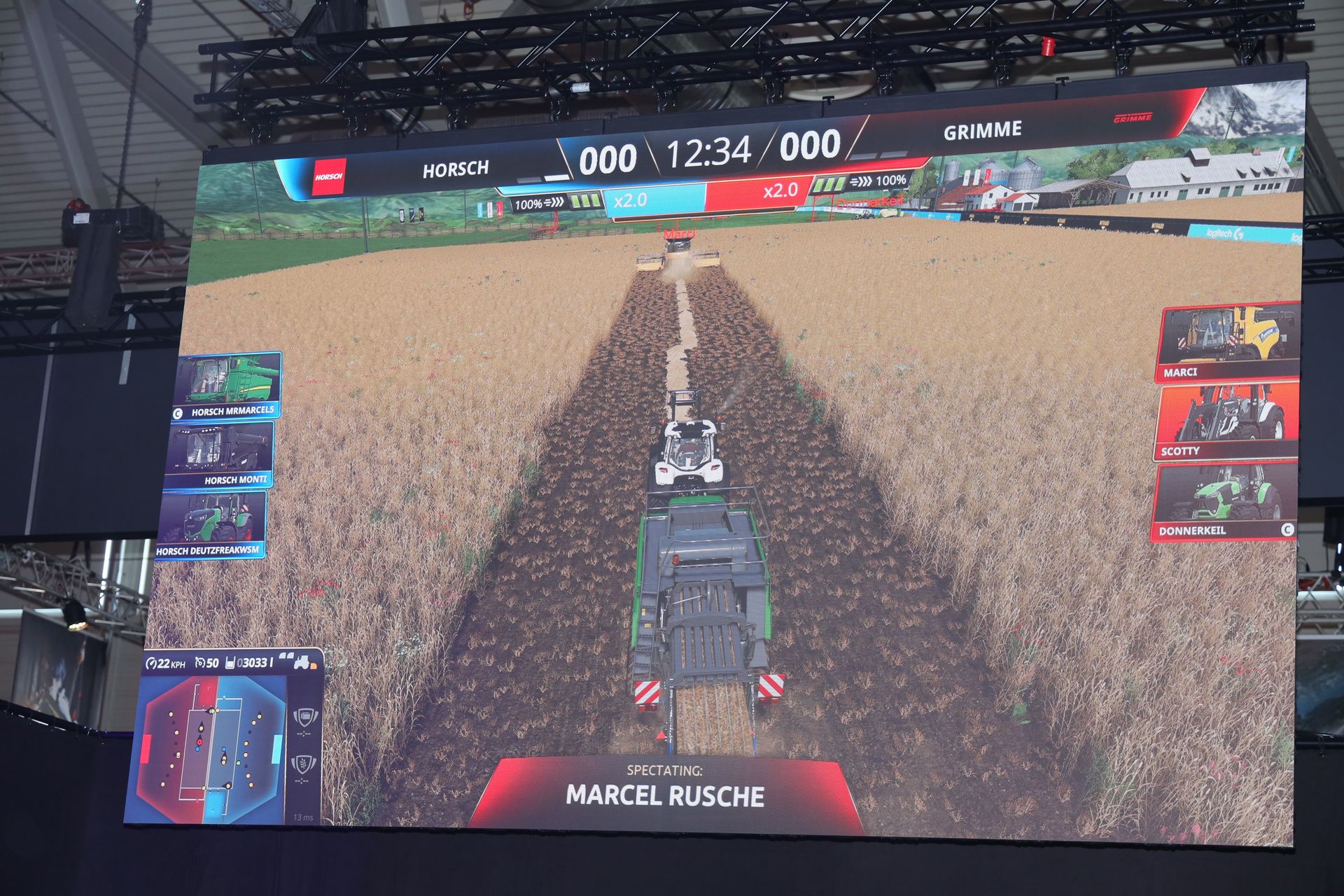 見事な連携で小麦を刈ったそばから収穫していく