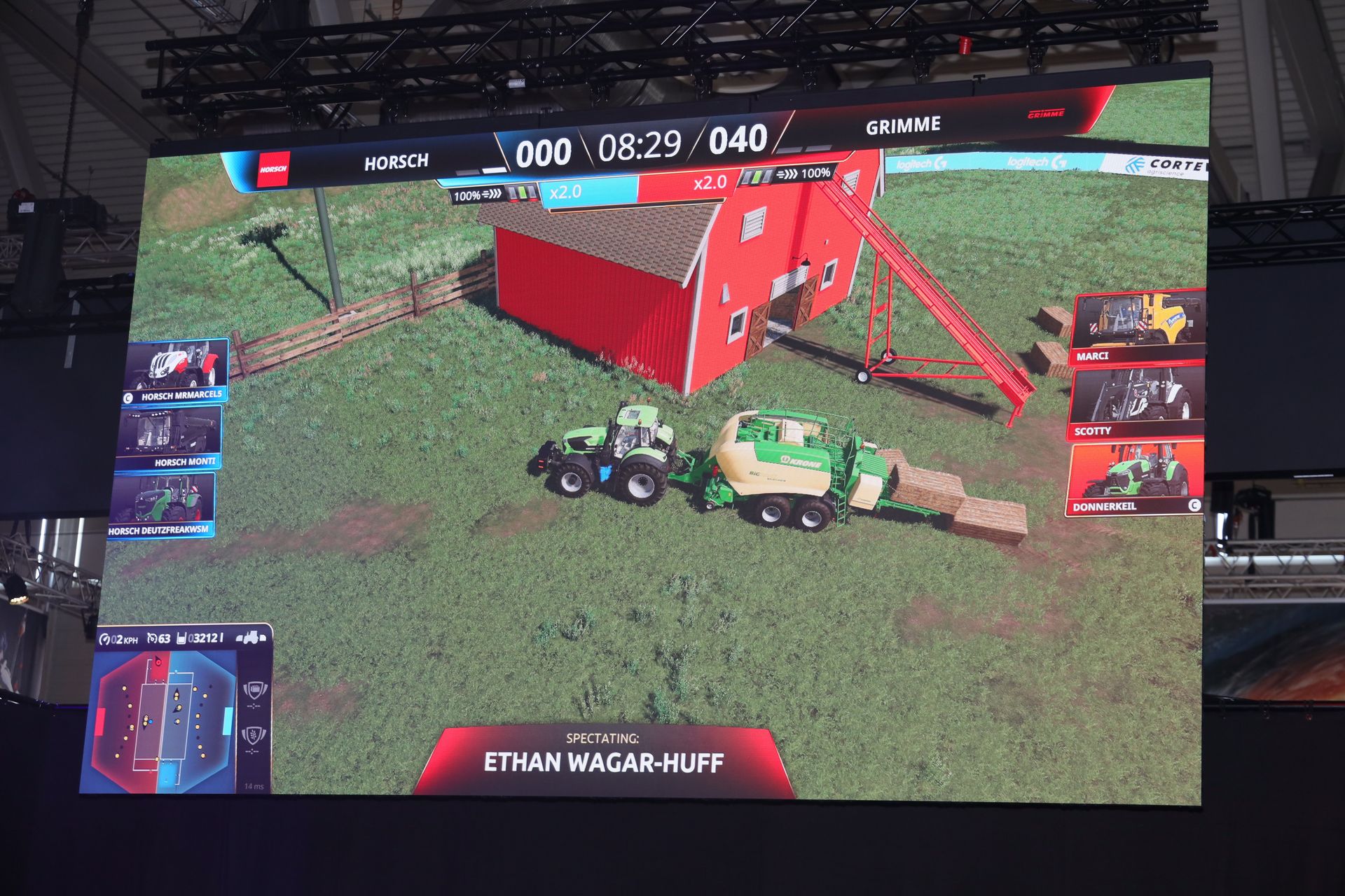 ベールを倉庫のそばに降ろしていく。この降ろし方も細かいテクニックが要求される