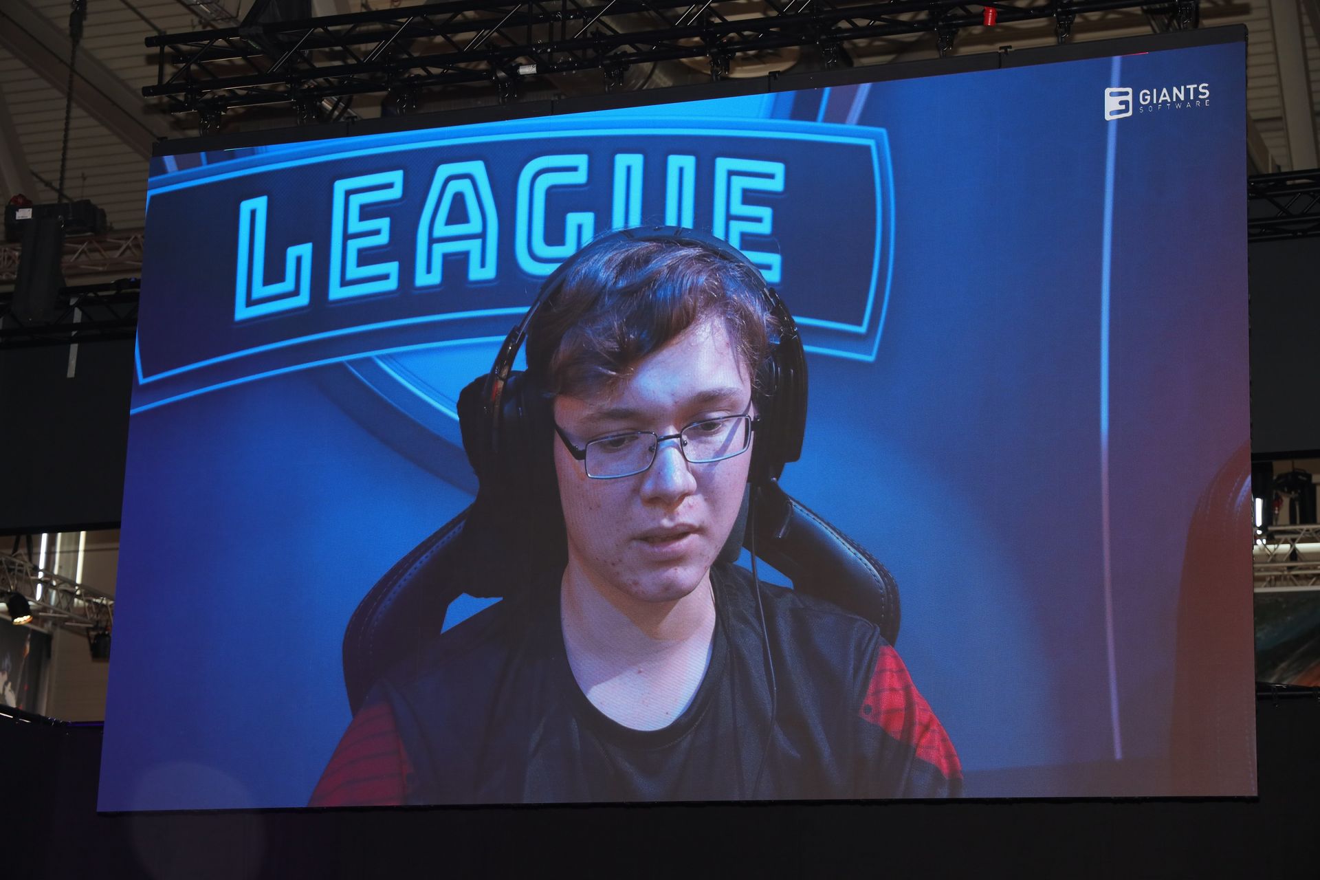 まさかの凡ミスに顔を曇らせる敵チームの選手