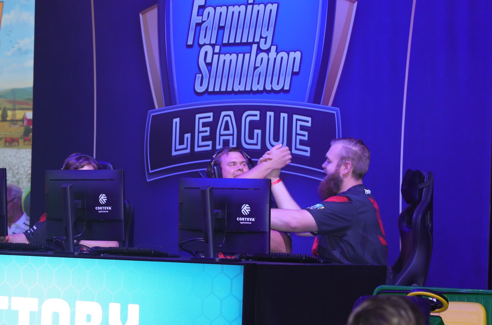 勝ったら固い握手を交わす