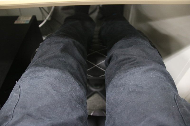 オフィスの写真。横幅が狭いため左右のにスペースができず少し狭苦しく使わざるを得なかった。家などの広いスペースならより快適に使用できるだろう