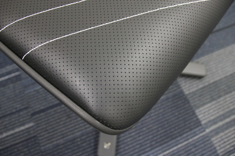 表面は小さな穴が開いているため通気性にも優れる