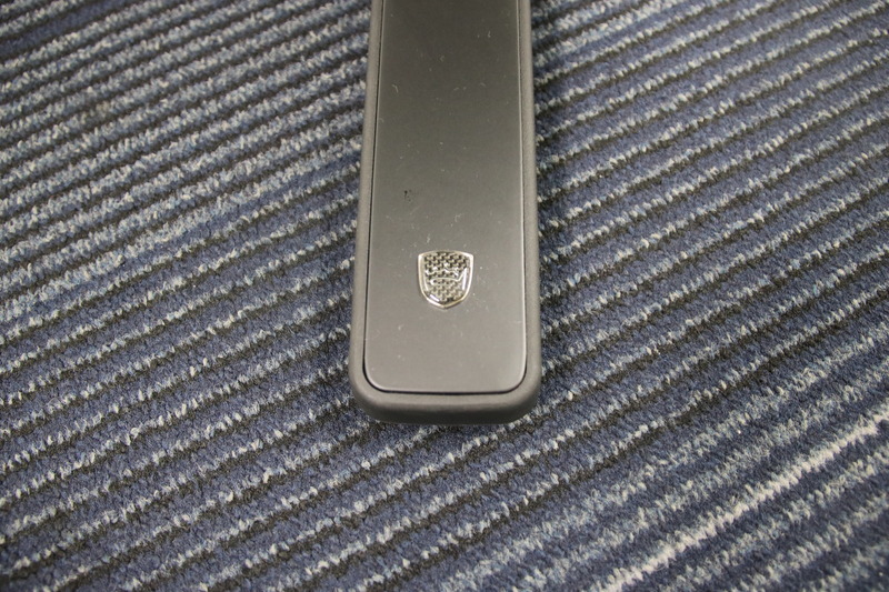 ワンポイントのロゴが刻印されている