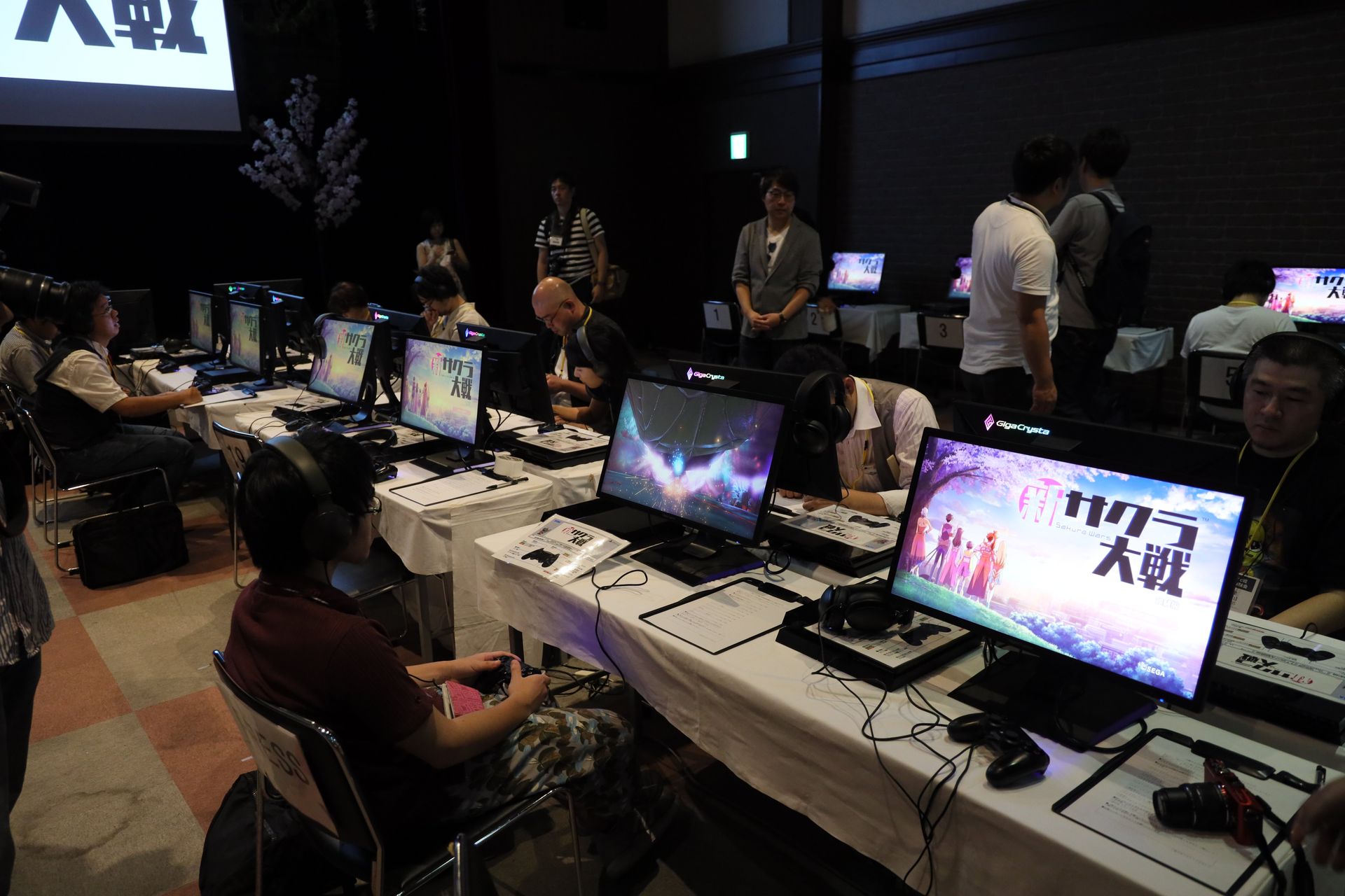 中央でファンの試遊の様子を見守っているのが片野プロデューサー