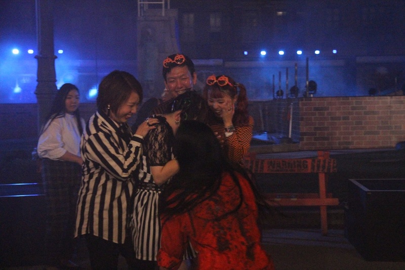 ゾンビに襲われ恐怖体験中