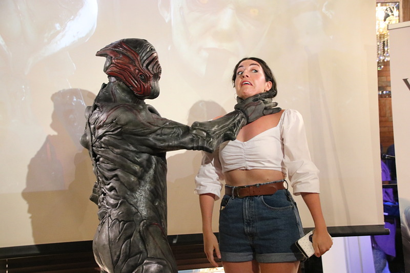 ステージのあとは再びフリータイムに。開発陣はステージ上でやたらストーカーと絡んで写真を撮られまくったり、会場のファンとコミニケーションを図ったりしていた