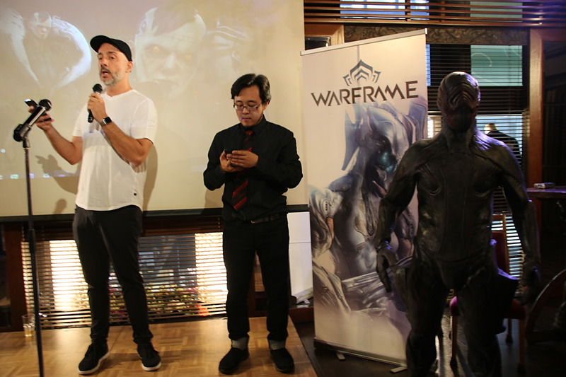 スティーブ氏が話している間、直立不動でこちらを見つめるストーカーさん