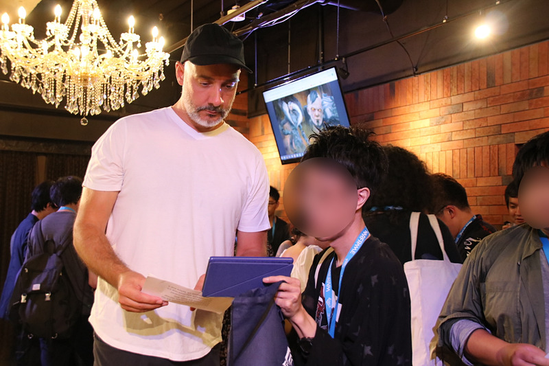 ステージのあとは再びフリータイムに。開発陣はステージ上でやたらストーカーと絡んで写真を撮られまくったり、会場のファンとコミニケーションを図ったりしていた