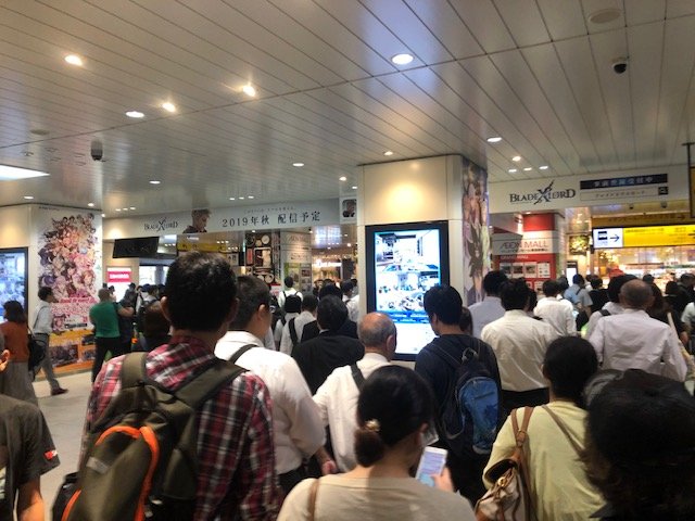 いつもの駅からメッセまでのワークだ。そして会場の正面の毎年のBethesdaさんの屋外広告。今回のミックスには、Doomの他にThe Elder Scrolls Onlineの新DLCと同じファン層のMakuhari HANDMADE FESTAの広告も混ざっている。Handmade Festaは今年の12月21・22日に開催され、全国のゲーマーたちに注目してほしいね。もちろん、この連載でカバーする予定だ