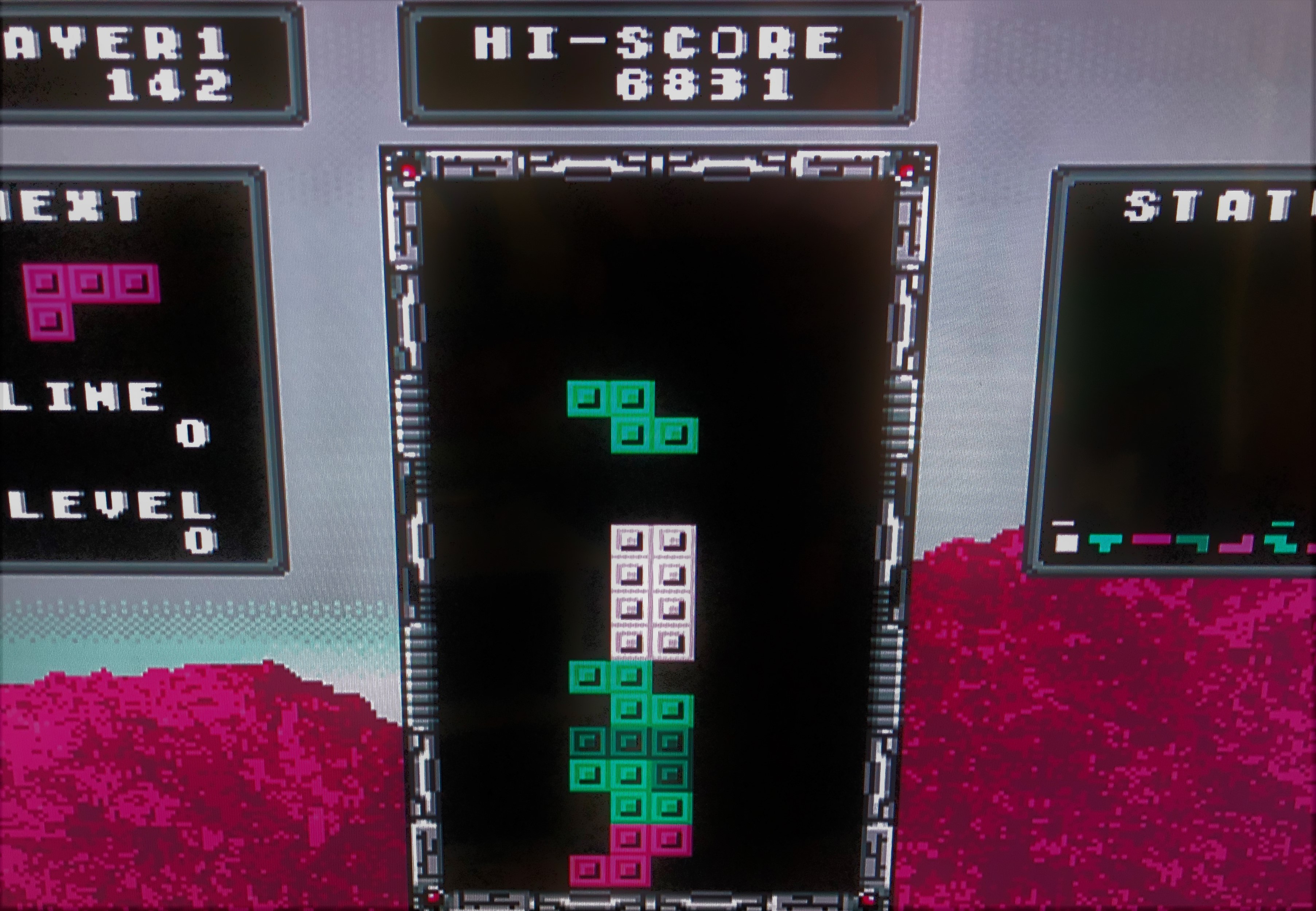 テレビ画面直撮りで恐縮だが、こちらは「セガエイジス2500シリーズ テトリスコレクション」に収録されていたメガドライブ版テトリスだ。画面レイアウトがアーケード版とは異なるほか、ブロックの色も異なる