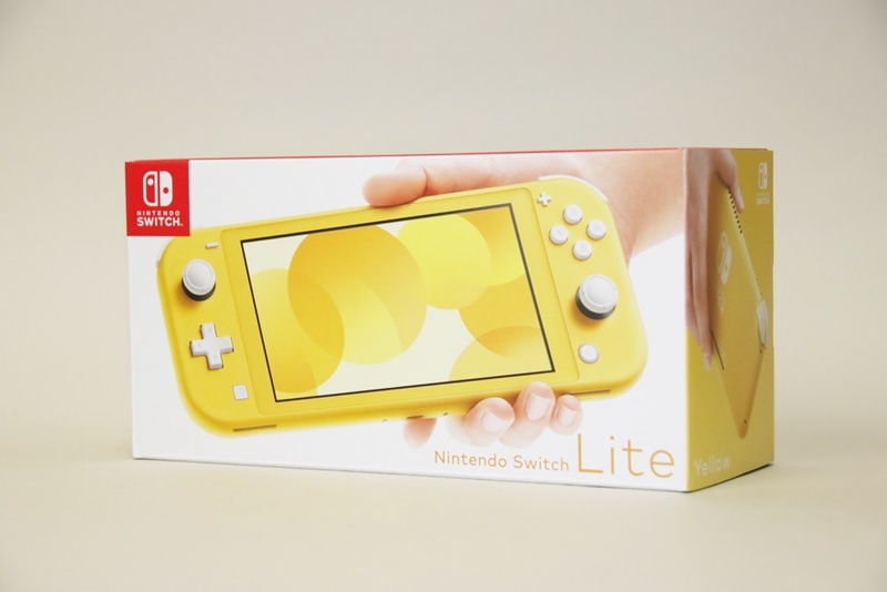 箱の主な中身は本体と電源ケーブルだけと、とてもシンプル。そしてわかりやすい