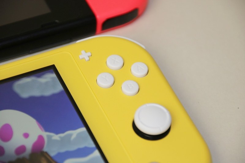 ABXYボタンの形状は変わらず。細かーいことを言うとやや押し込みの感触が軽くなっているのだが、本当に細かいことなのでほぼ気にしなくていいと思う