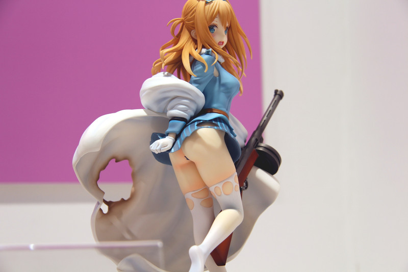 太ももの間から覗いているものが例の布なのだろうか……？