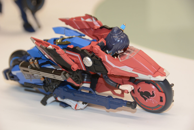 合体形態。近くで見るとパーツの移動、変形システムが見えてくる。人型形態とは一味違う魅力がある