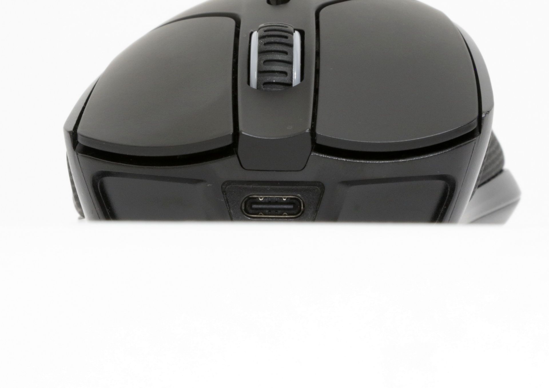 正面に用意されているUSB Type-C対応のコネクタ