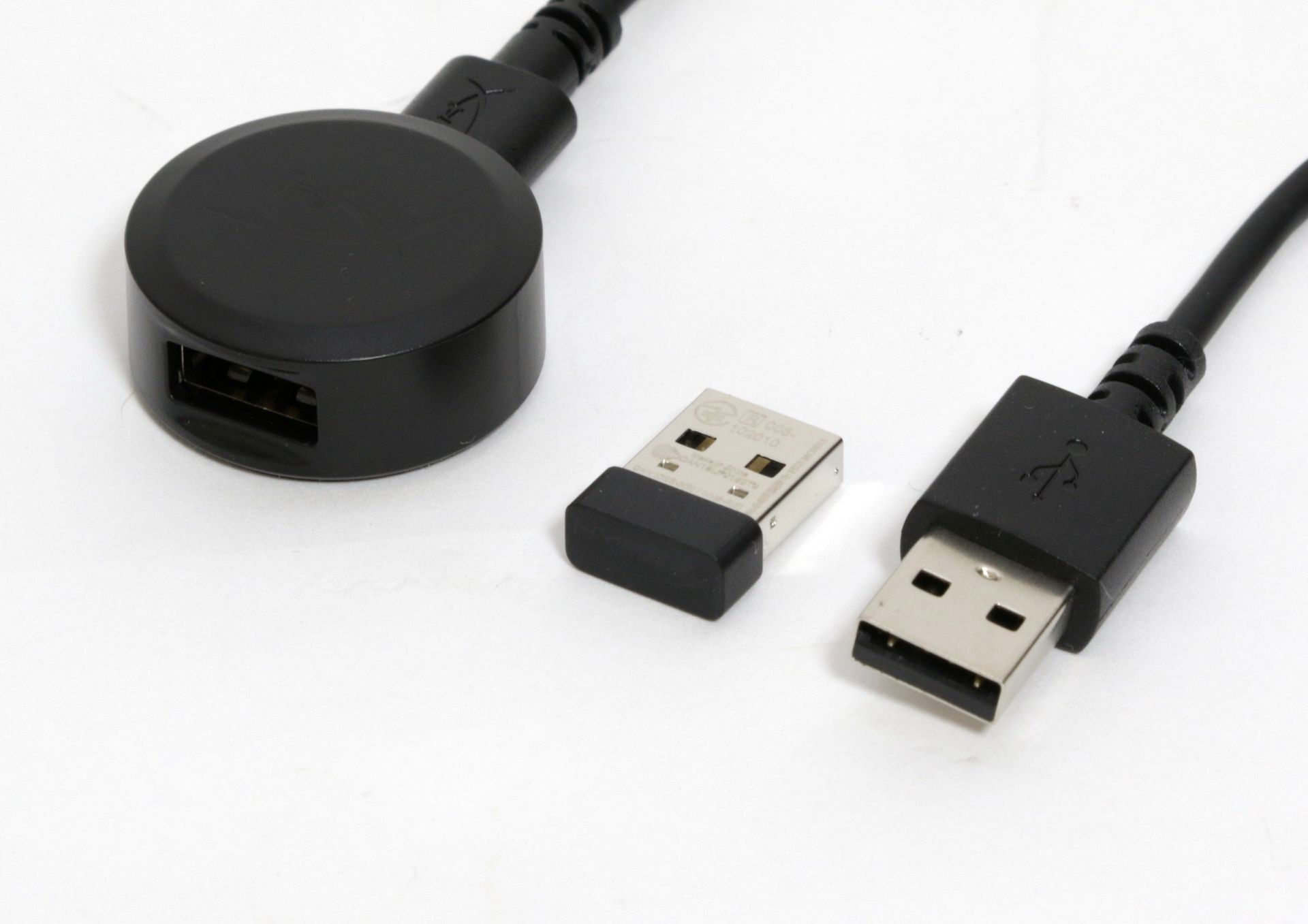 ケーブルにドングルを接続する時に利用するUSBワイヤレスアダプタ（左）とドングル（中）
