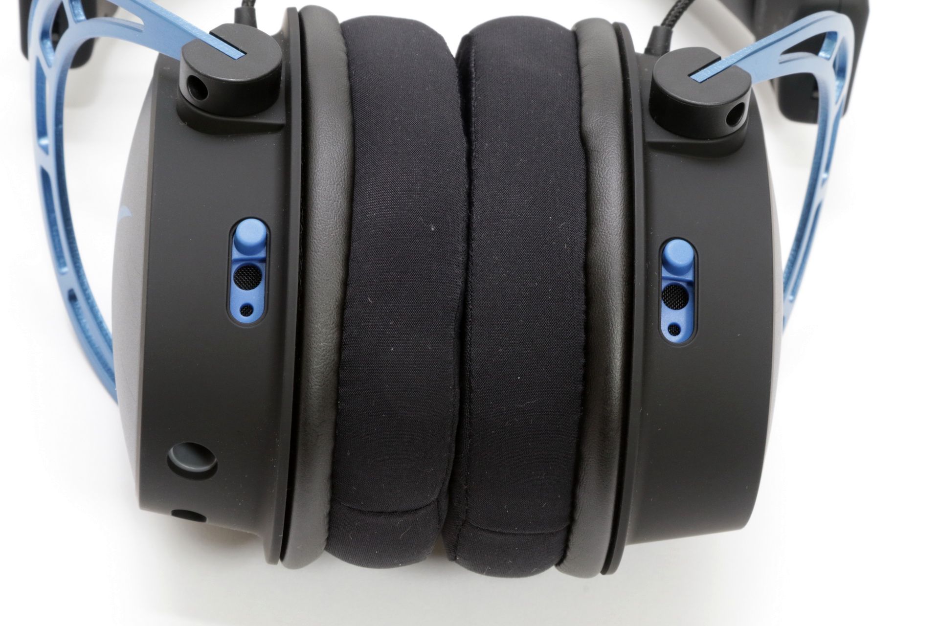 ヘッドセット下部に設けられている低音を操作するためのスライド