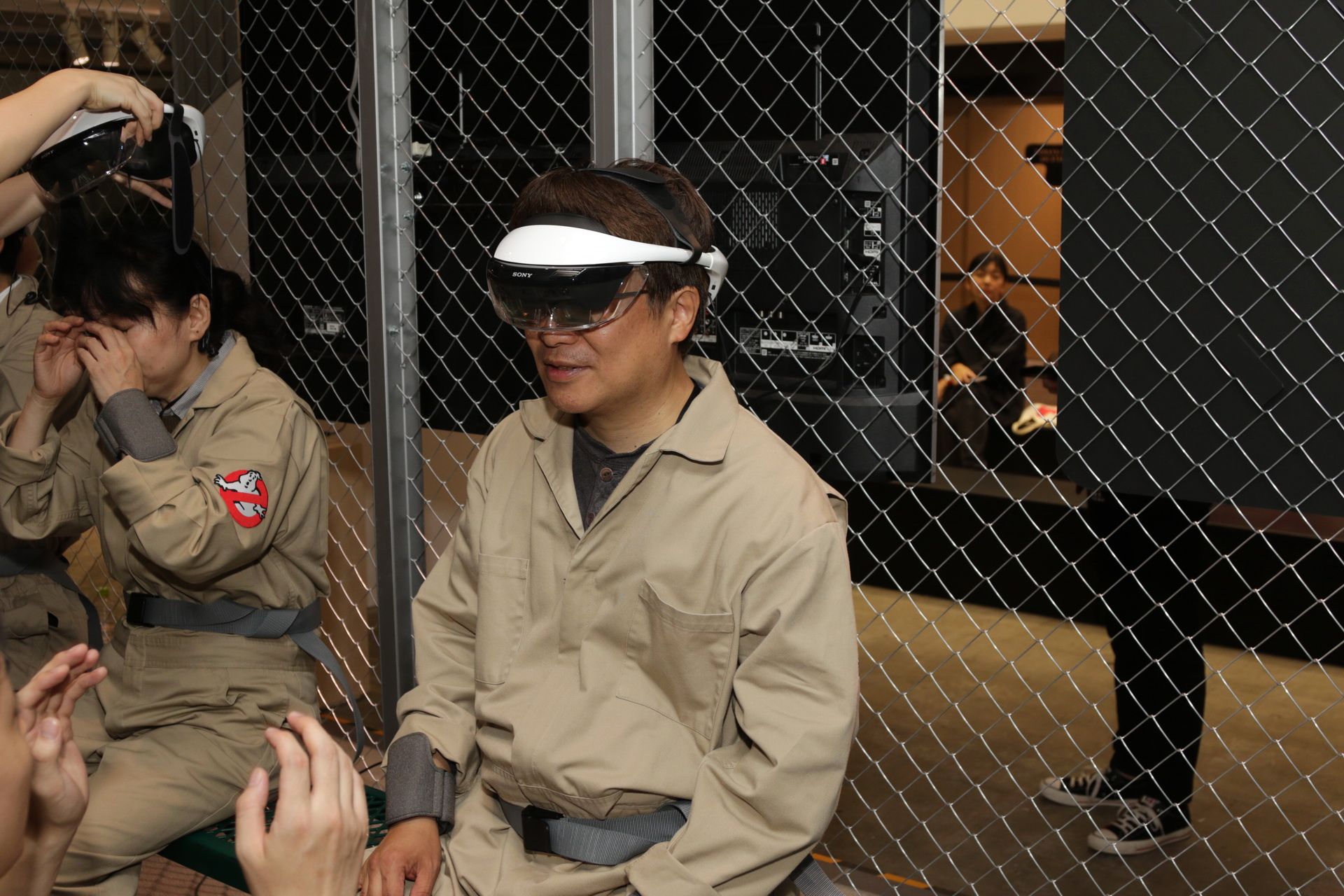 つなぎとARゴーグルを装着した状態。ARなのでVRとは異なり周囲がしっかりと見えている状態