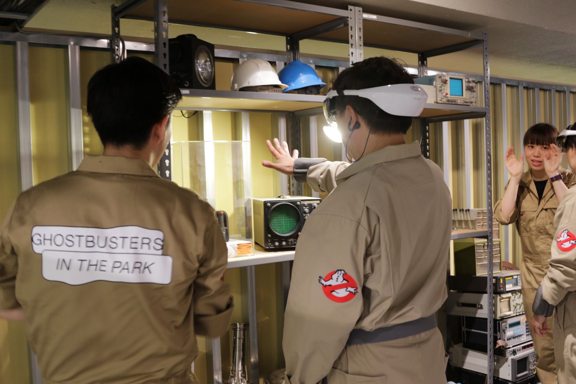 見え方のチェックとレクチャー。次第にARにも慣れていくことができる