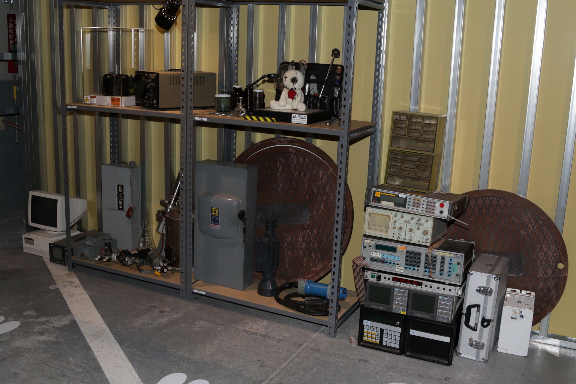 レクチャーを受ける部屋にはオシロスコープなんかも置いてあって、その雰囲気抜群