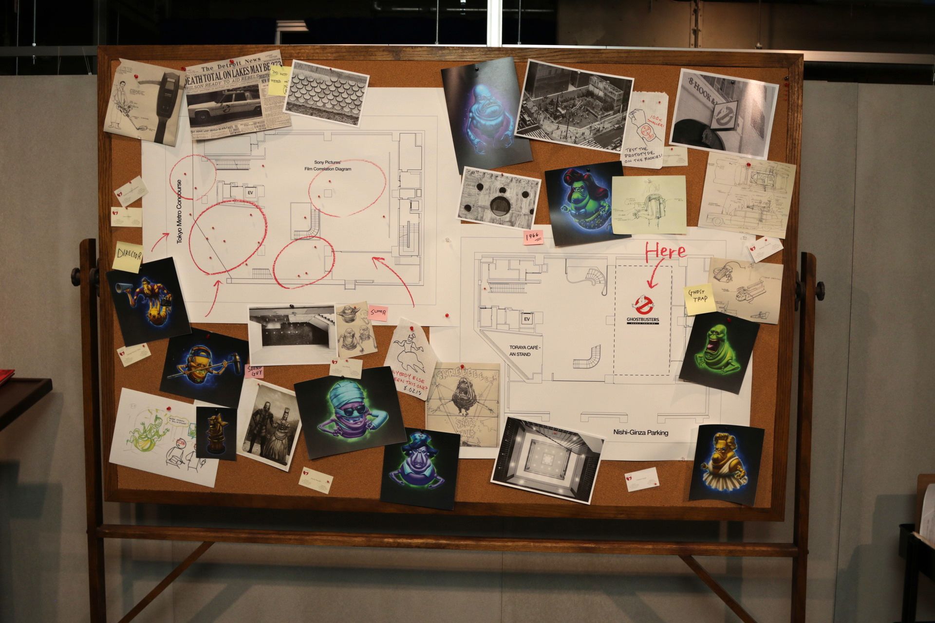 舞台となるGinza Sony Parkの平面図が置かれている。周りにあるゴーストの写真もおちゃめ