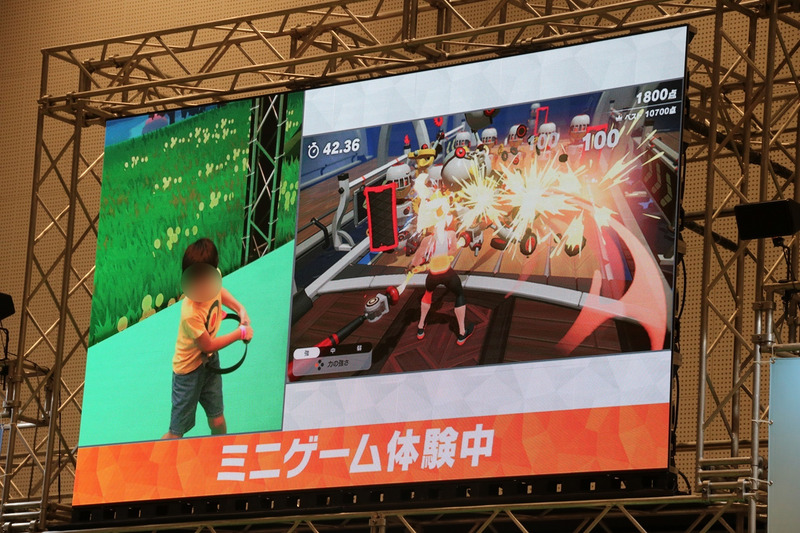 リングコンをお腹に押し付けることガジェットが左右に展開し、左右に腰をツイストすることで振り回す。トレーニングとしてはそこそこキツイが、画面とSEが非常に爽快で気持ちいい