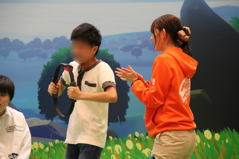 弾力性に優れたリング状のコントローラー「リングコン」。これを使ってトレーニングをしつつゲームを進めていく