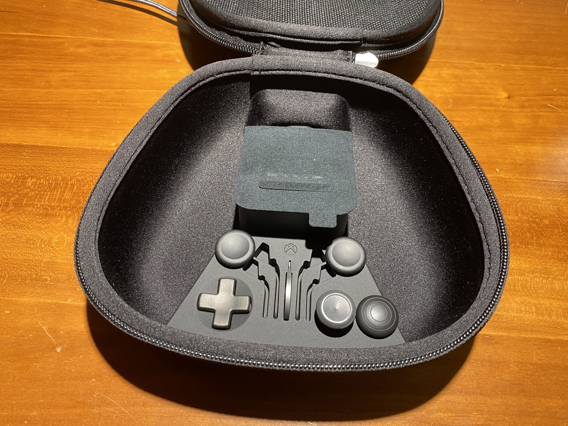 ケースには充電機能も備えられている